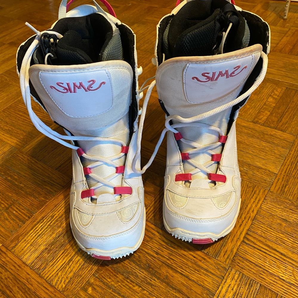 Sims w. snowboarding boots